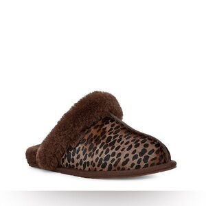 UGG - SCUFFETTE CASPIAN SLIPPERS
( Burnt CedarBurnt )